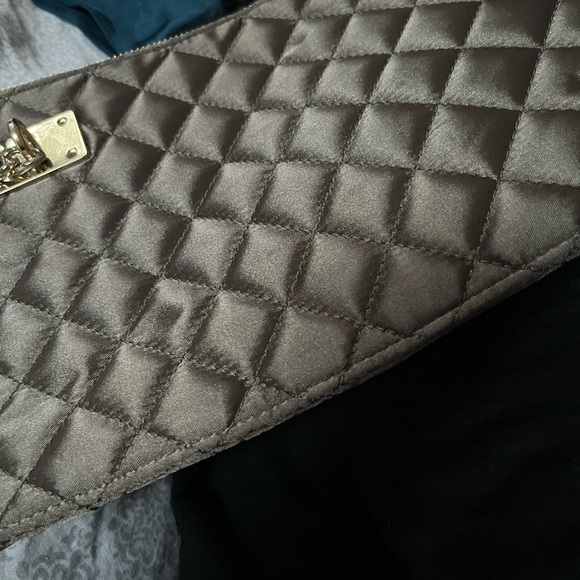 Olive green satin quilted clutch bag - Picture 4 of 4